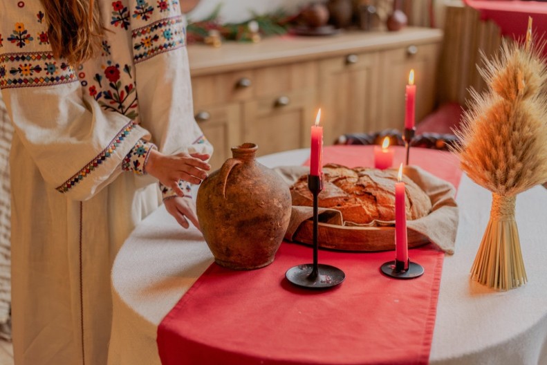 MNOGI VERNICI TO ČINE POGREŠNO: Otac Gligorije o pravilima obeležavanja SLAVE - da li se gosti ZOVU i gde se LOMI KOLAČ?