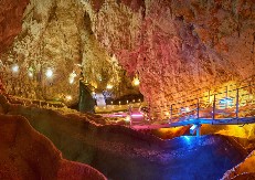 Stopića pećina – monumentalni ulaz i čudo prirode Srbije