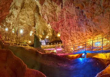 Stopića pećina – monumentalni ulaz i čudo prirode Srbije