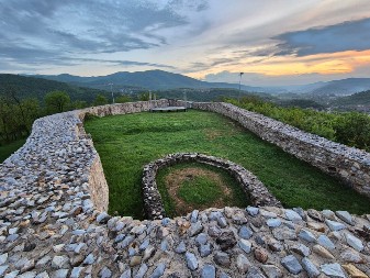 Tvrđava na brdu iznad Prokuplja koja čuva tragove Rimljana, Vizantije i ustanika – Večiti stražar iznad Toplice