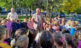 DIRLJIVA SLIKA IZ SRBIJE: Prvaci zasadili Drvo generacije u Kladovu! Obećali da će ga čuvati kao prijateljstvo koje stiču u školi (FOTO)