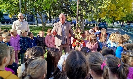 DIRLJIVA SLIKA IZ SRBIJE: Prvaci zasadili Drvo generacije u Kladovu! Obećali da će ga čuvati kao prijateljstvo koje stiču u školi (FOTO)