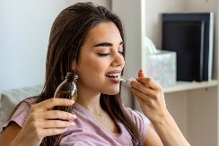 OD OVOG DOMAĆEG SIRUPA SU KAŠALJ I GRLOBOLJA KAO RUKOM ODNESENI! Ne košta vas ni 200 dinara, a leči