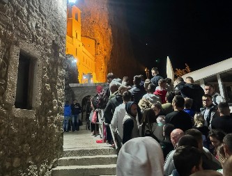 Zašto se u manastir Ostrog nose vunene čarape?