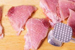 3 trika da meso uvek bude sočno i mekano: Jedan način primenjivale su i naše bake, uspeva bez greške