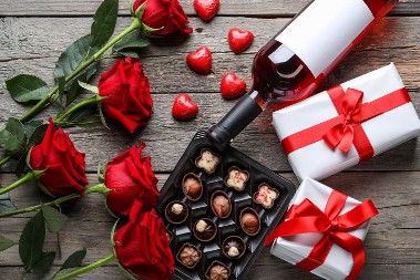 Ovih 8 poklona nikako ne valja nositi za slavu: Veruje se da donose bedu i nesreću