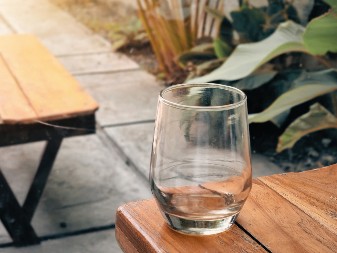 Zašto se čaša nikada ne ostavlja prazna na stolu: Stari običaj koji danas retko ko poštuje