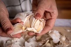 Znate li kako da uklonite miris luka sa ruku? Rešenje je jednostavno i nije sapun