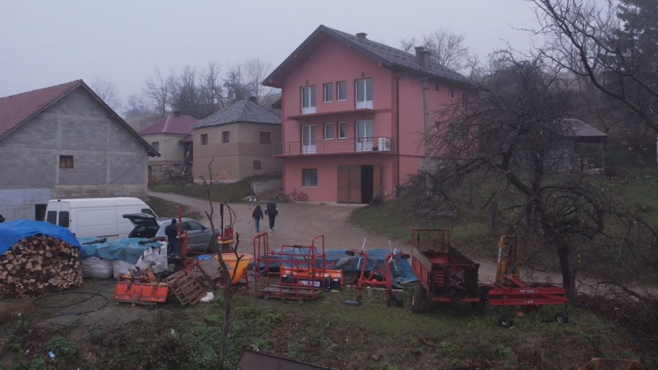 Četiri generacije i 11 članova porodice Stefanović živi pod jednim krovom: Sve stekli poštenim radom a deda kaže - jedini san nam je kilometar ipo asfaltnog puta