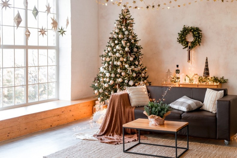 DA LI PRAVOSLAVNI VERNICI TREBA DA OKITE JELKU? Sveštenik odgovorio na pitanje koje mnogi postavljaju