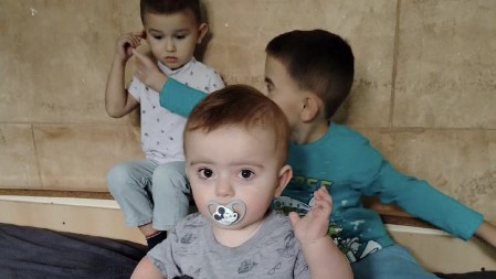 Na svet je stigao na nesvakidašnji način, a sada je preslatki jednogodišnjak: Ovo je maleni Vuk kog je majka rodila u kolima na putu do bolnice